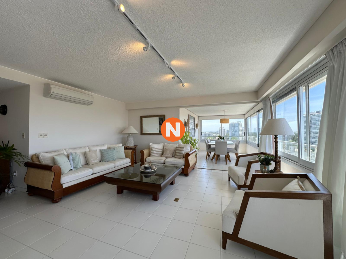 Apartamento en venta de 3 dormitorios en edificio Tiburon ll, Playa Brava, Punta del Este.