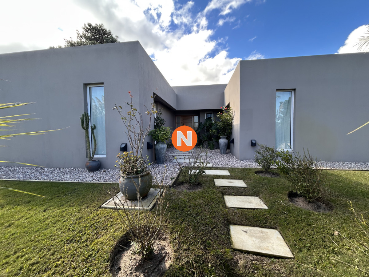 Venta casa en zona Chihuahua, Punta Ballena
