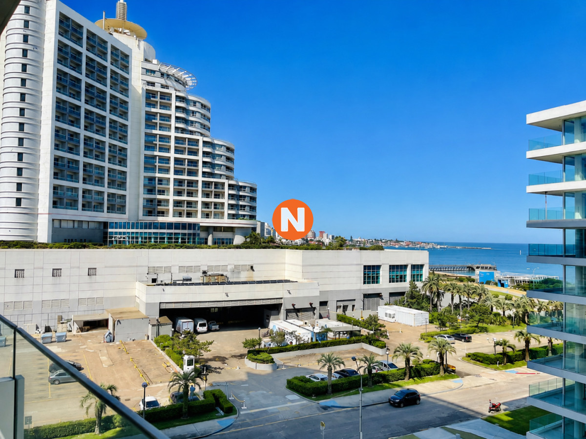 Apartamento de 2 Dormitorios a metros del mar y torre moderna, playa Mansa, Punta del Este