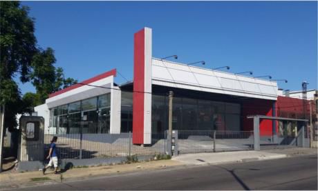 Gran Local Ideal Show Room A Pasos De 8 De Octubre