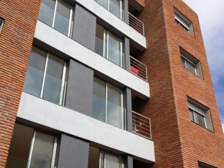 Rivera Situado A Pasos De Montevideo Shopping, En Común Piscina, Gym, Parrillero, Garaje.