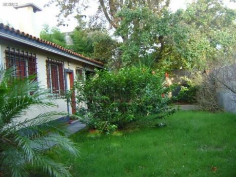 Venta Casa Carrasco De Tejas Clasica 3 Dormitorios Reciclado Proximo A La Zona De Nautico Esquina, Montevideo Uruguay