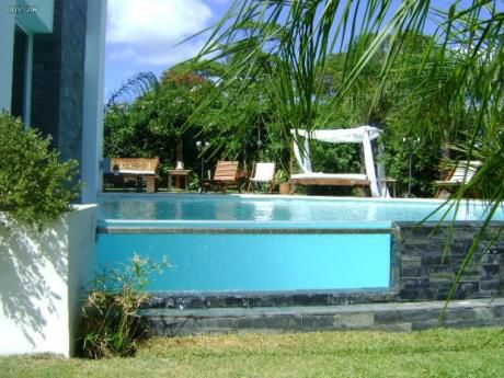 Venta Casa En Carrasco Sur 5 Dormitorios, En Tres Plantas Y Subsuelo,estilo Minimalista.montevideo Uruguay