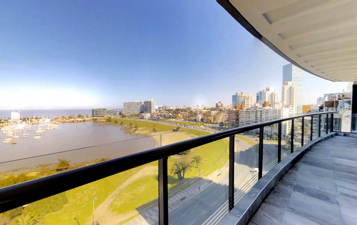 Exclusivo Alquiler: 3 Dormitorios + Servicio, Triple Garaje y Piscinas con Vista Panorámica al Puerto Buceo