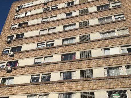 Vendo Apartamento, 2 Dormitorios, 1 Baño, Centro, Montevideo, Uruguay