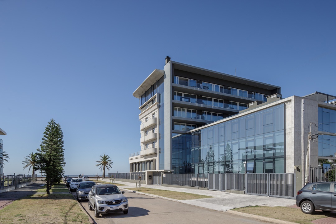 Oficinas Corporativas en Carrasco: ubicación estratégica con diversos metrajes y tipologías. Tu espacio profesional en la mejor zona.