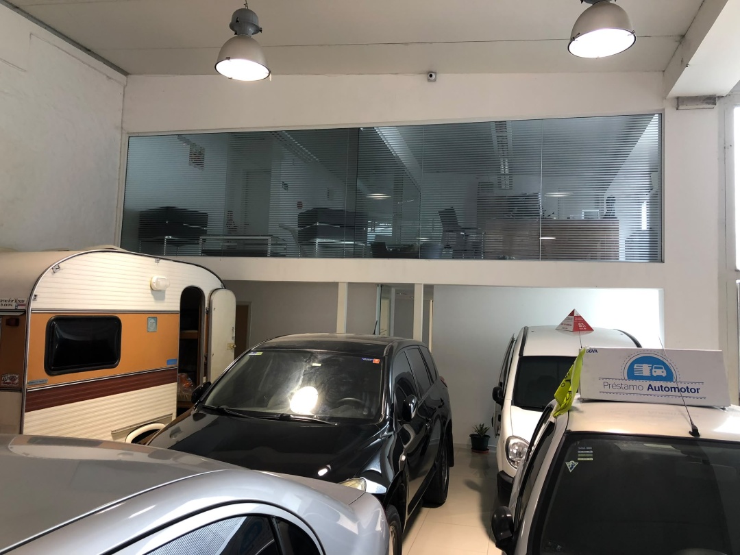 Alquiler Galpon Local Comercial en Daniel Fernandez Crespo y Miguelete.