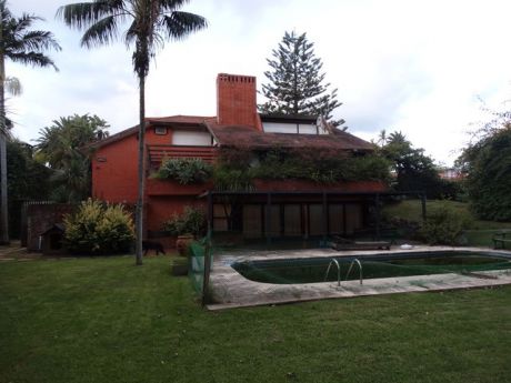 Espectacular Residencia Sobre Avda. Bolivia!!