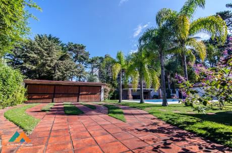 Excelente Casa En Barrio Cantegril, Zona Residencial, Todas Las Comodidades