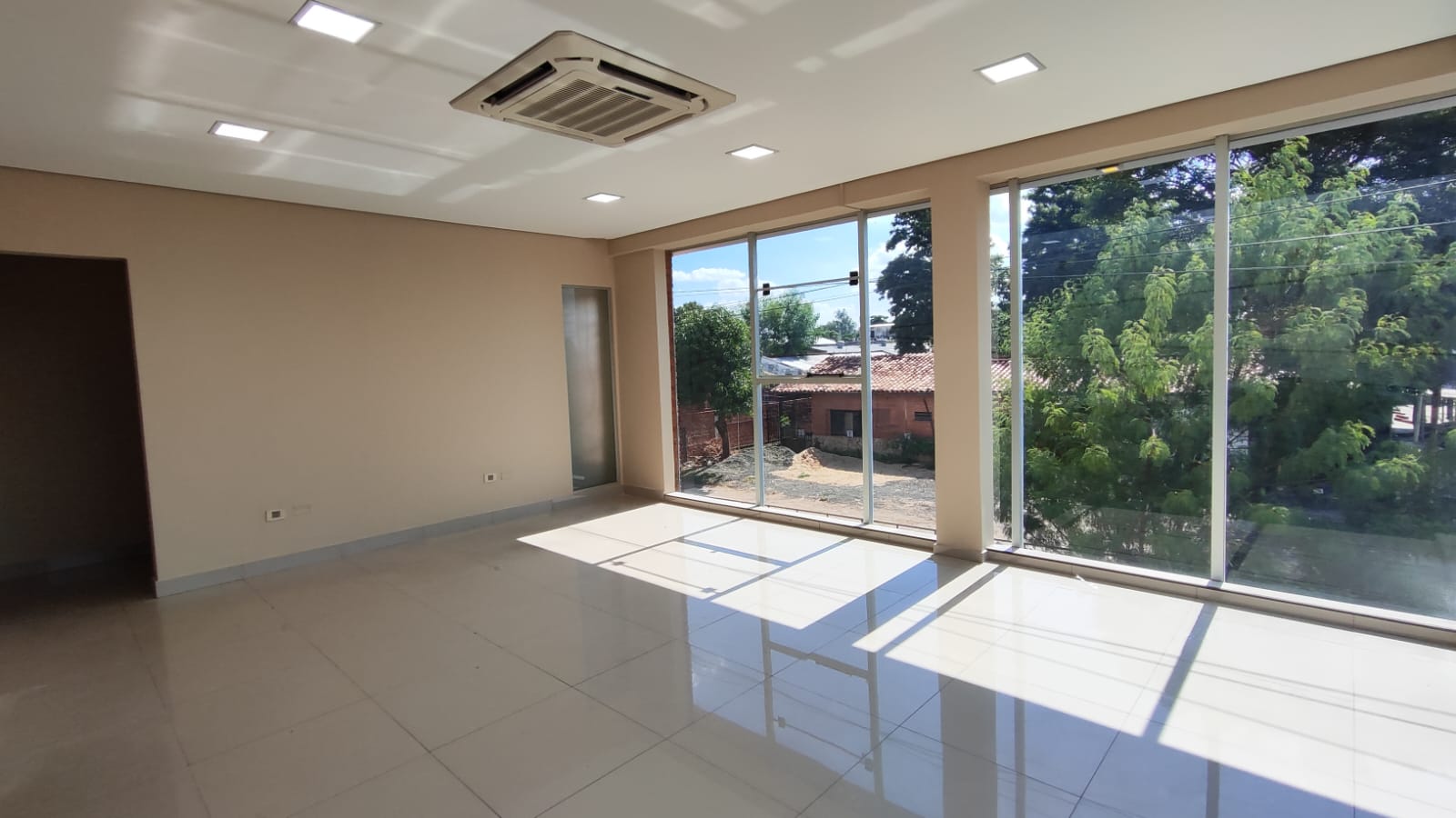 Amplio Salón Comercial A Una Cuadra De La Transchaco — foto 3