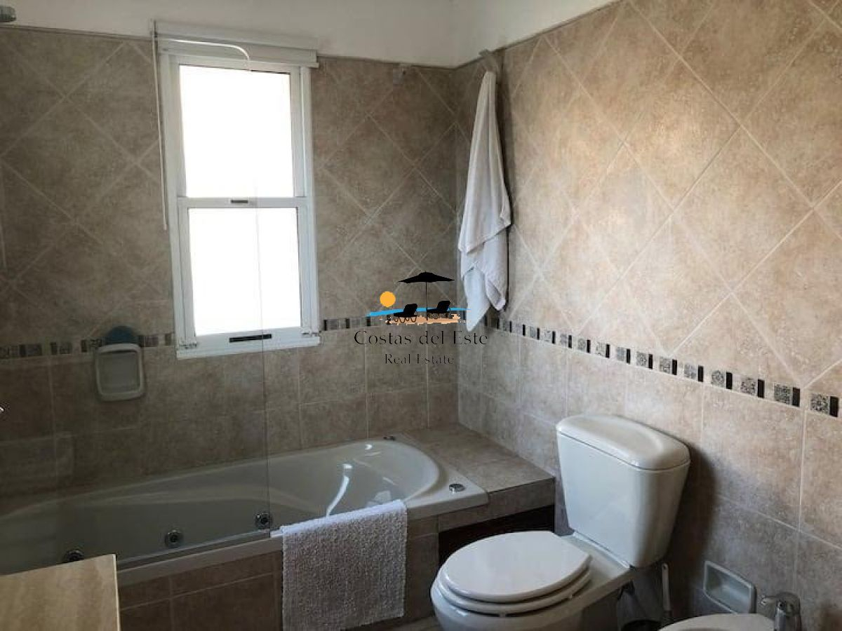 Alquilo Anual Hermosa Casa En La Barra,5 Dormitorios Frente Al Mar Con Piscina · Foto 2
