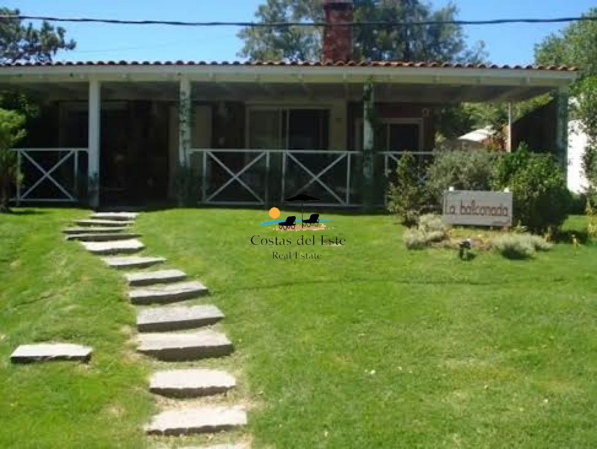 Alquiler Anual Casa En Paradas De Playa Mansa,3 Dormitorios.