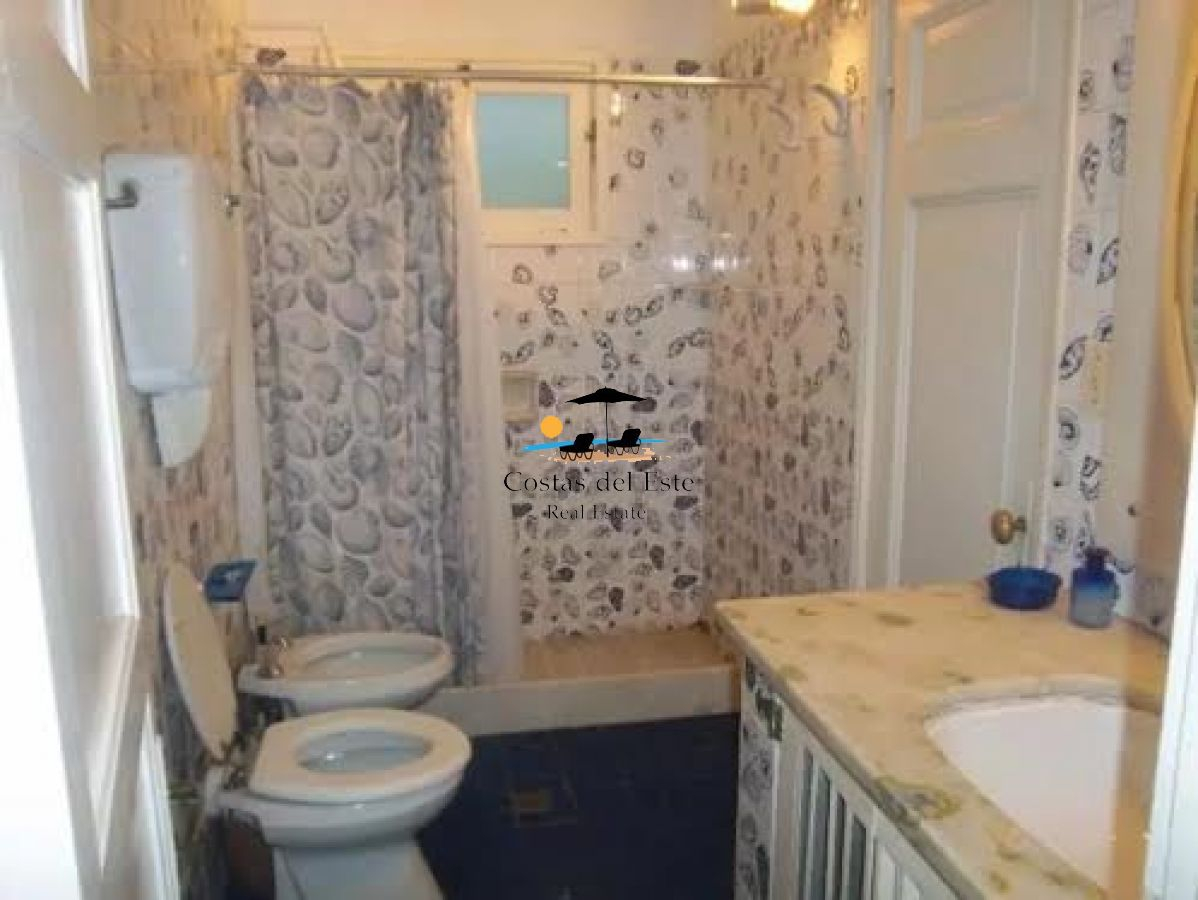 Alquiler Anual Hermosa Casa En Playa Mansa,3 Dormitorios + Dependencia De Servicio · Foto 4