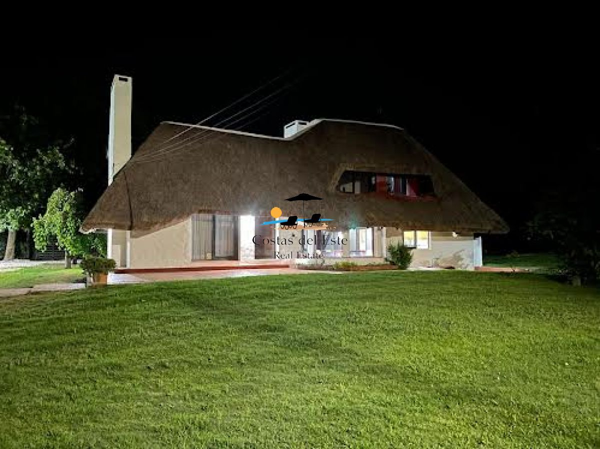 Alquiler Anual Hermoso Quincho Con Amplio Parque A Pocas Cuadras Del Mar!! · Foto 1