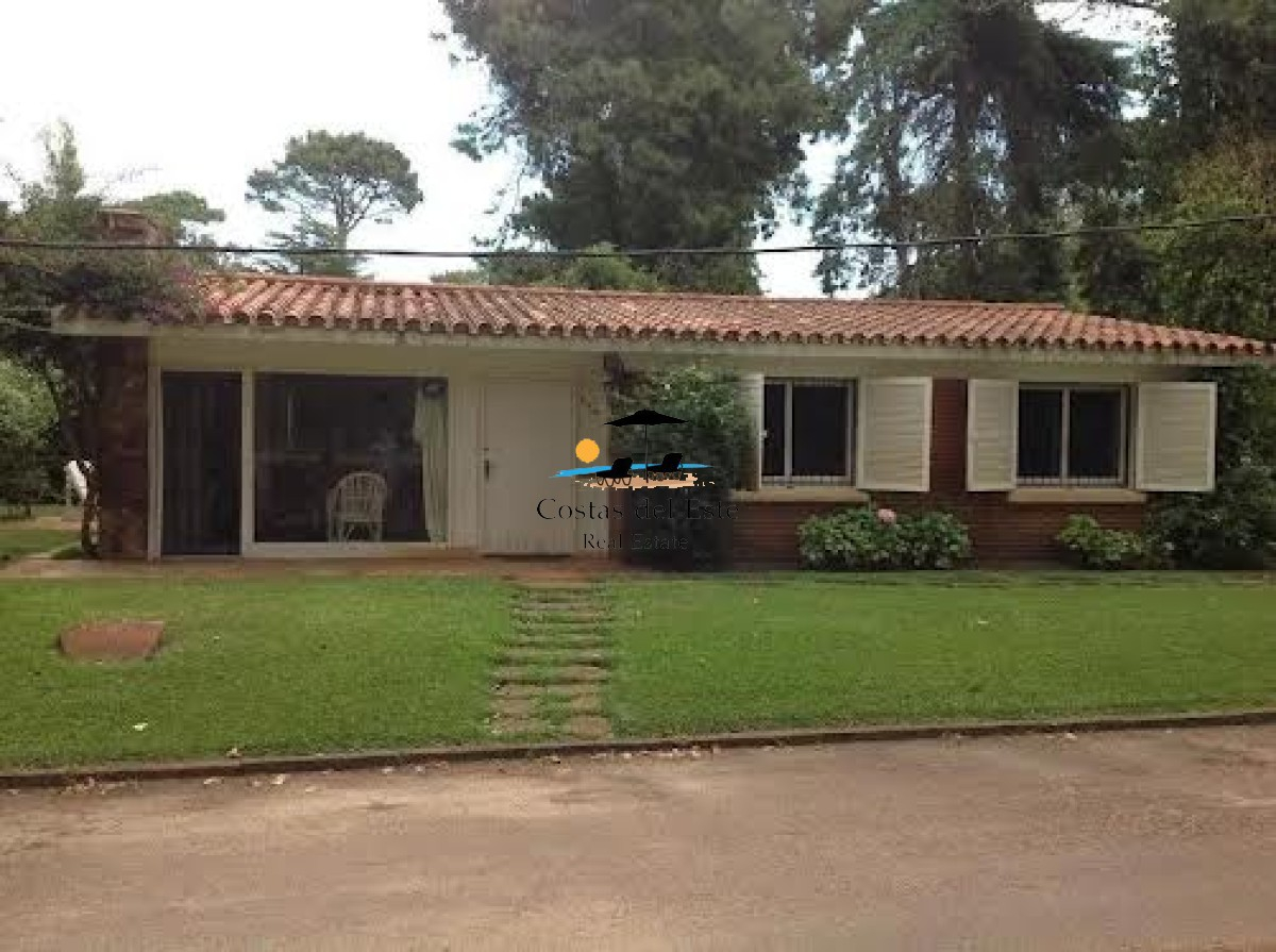 Alquiler Anual Hermoso Chalet Clasico De 3 Dormitorios + Dependencia Con Baño En La Mansa!! · Foto 1
