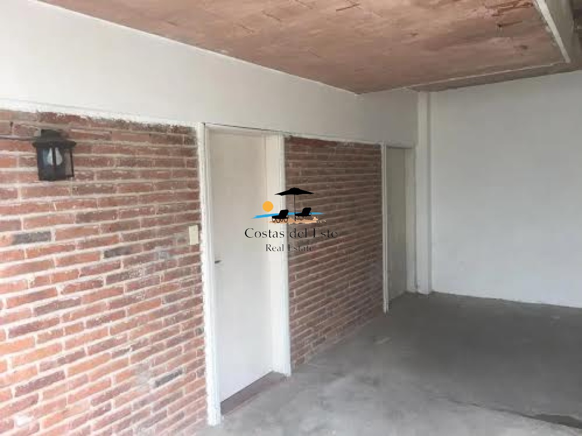 Alquiler Anual Bonito Ph En Planta Baja De 3 Dormitorios + Dependencia A 100 Metros De La Playa En La Mansa!! · Foto 2
