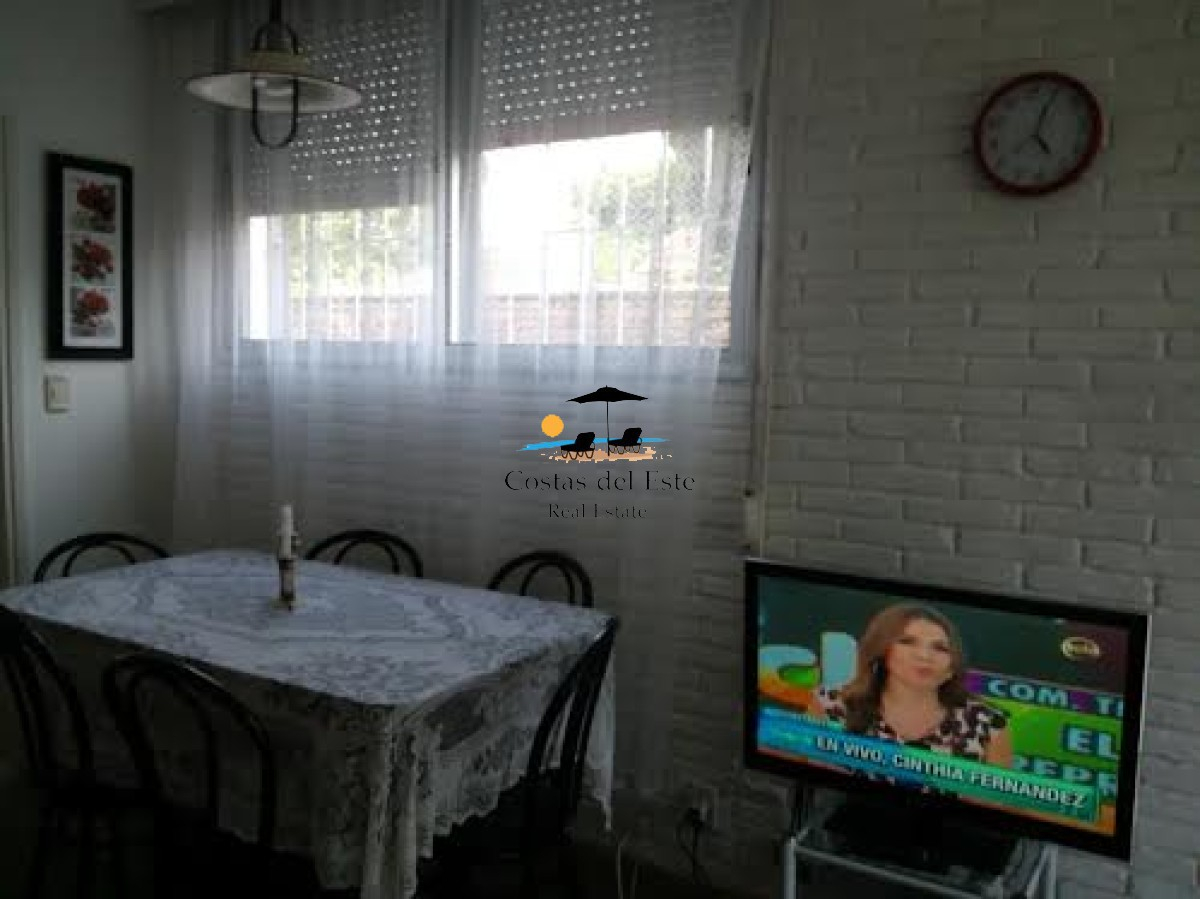 Alquiler Anual Bonito Ph En Planta Baja De 3 Dormitorios + Dependencia A 100 Metros De La Playa En La Mansa!! · Foto 5