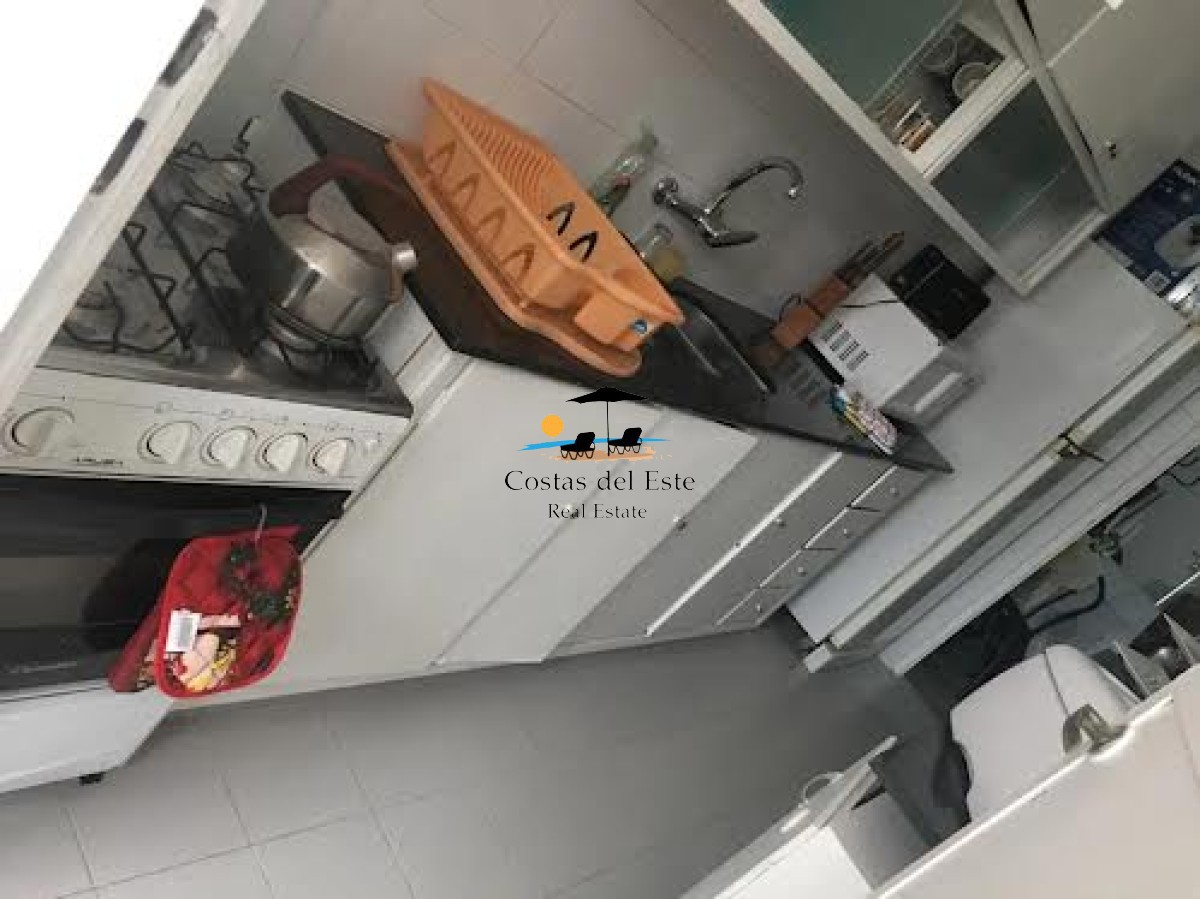 Alquiler Anual Bonito Ph En Planta Baja De 3 Dormitorios + Dependencia A 100 Metros De La Playa En La Mansa!! · Foto 6