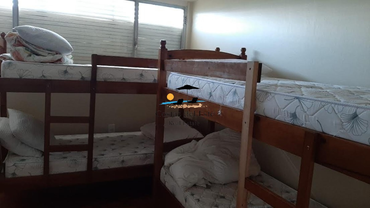 Alquilo Anual Bonito Departamento De 2 Dormitorios Y 2 Baños En Playa Mansa · Foto 3