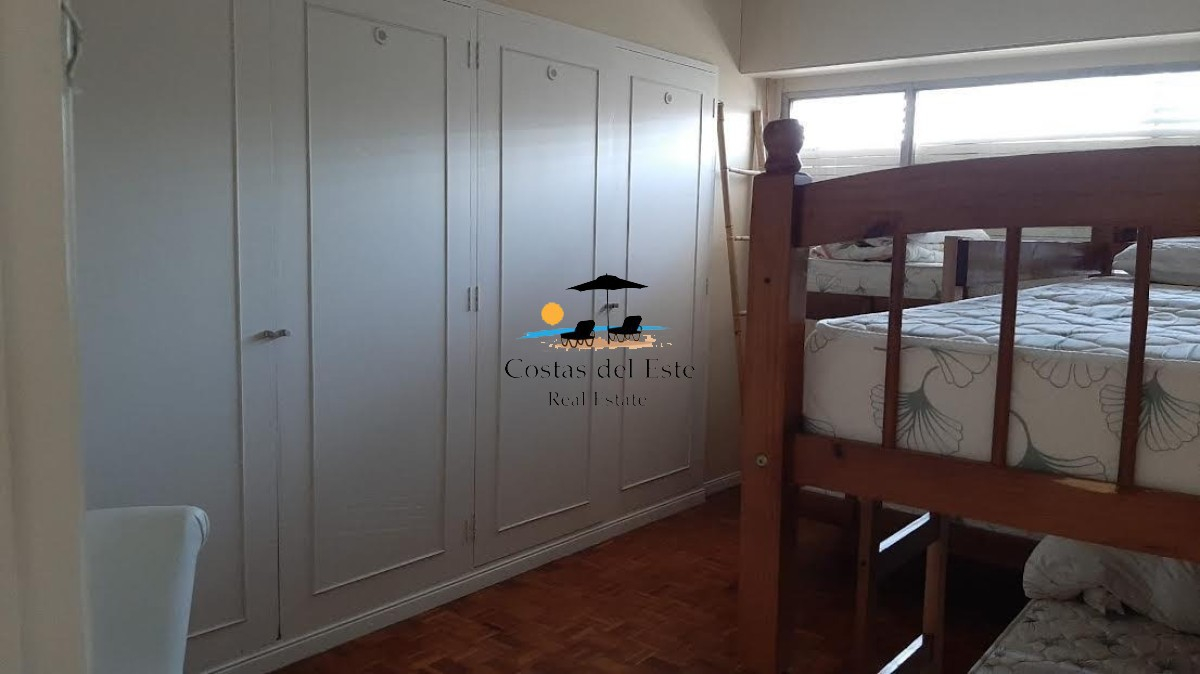 Alquilo Anual Bonito Departamento De 2 Dormitorios Y 2 Baños En Playa Mansa · Foto 2