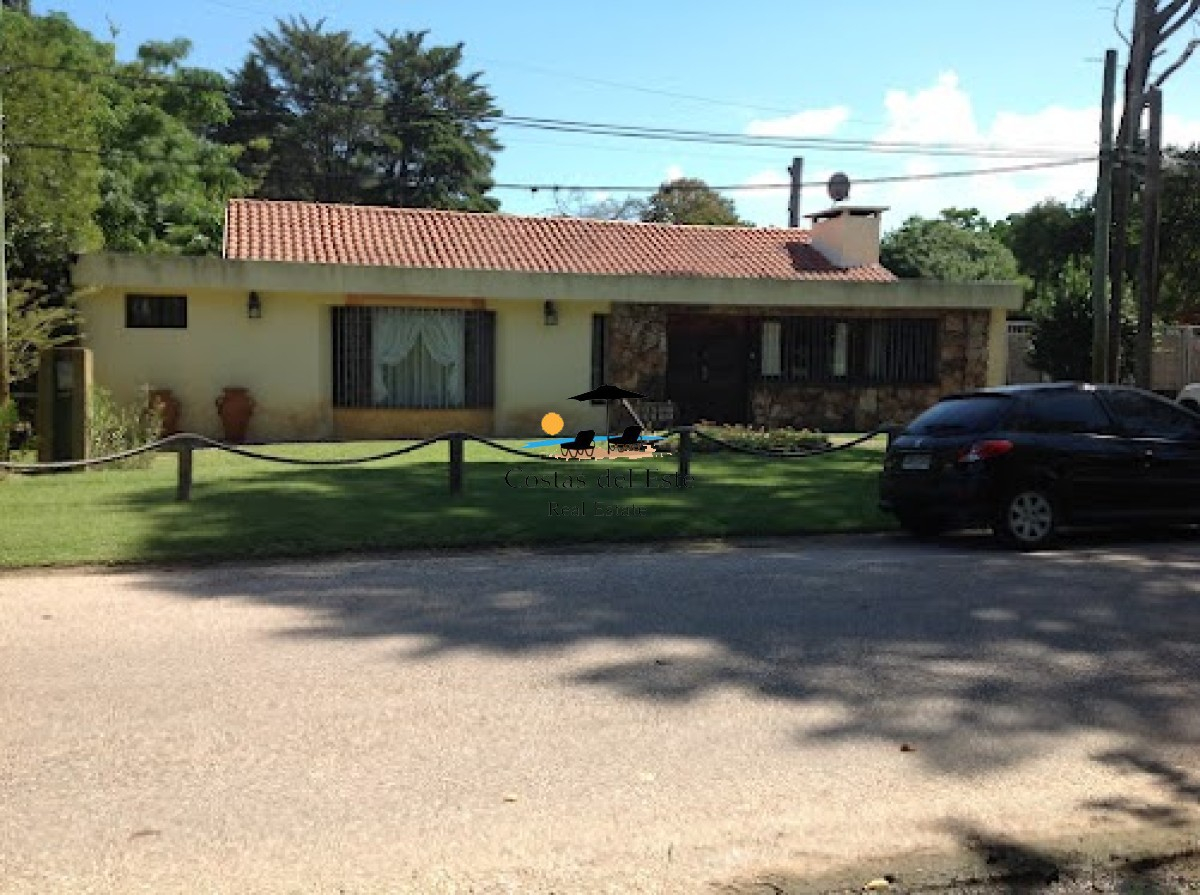 Alquiler Anual Preciosa Casa En 1 Planta,3 Dormitorios,mas Dependencia Con Baño Y Barbacoa