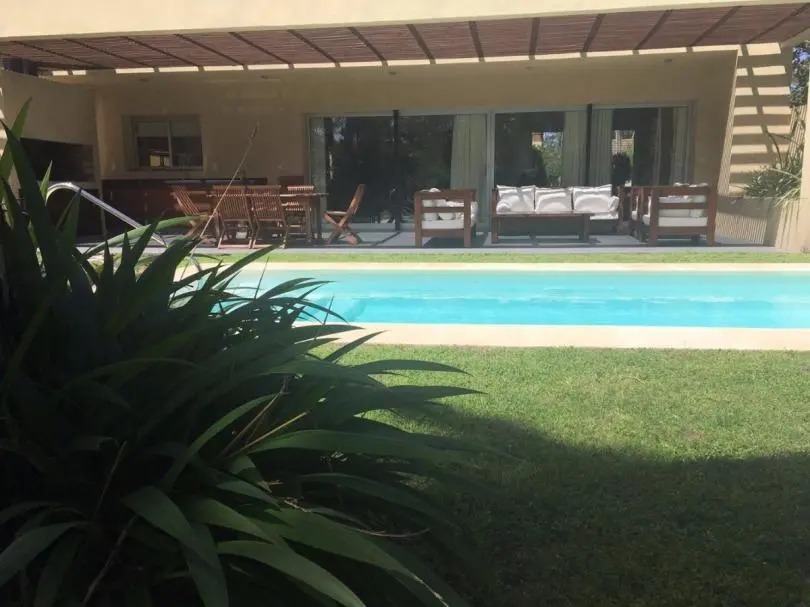 Alquiler ANUAL ,confortable Casa En La Mansa,3 Suite Y Piscina Climatizada!!