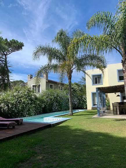 Casa en alquiler de 4 dormitorios c/ cochera en La Barra · Foto 1