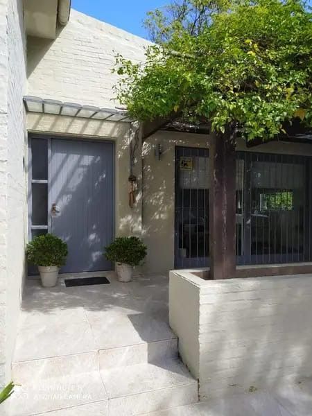 Casa en alquiler de 3 dormitorios c/ cochera en Pinares · Foto 1