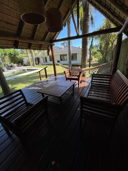 Casa en alquiler de 5 dormitorios c/ cochera en Playa Mansa · Foto 3