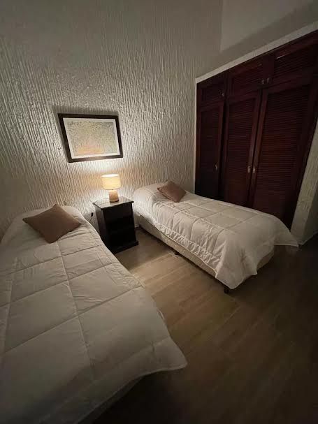 Casa en alquiler de 5 dormitorios c/ cochera en Playa Mansa · Foto 6
