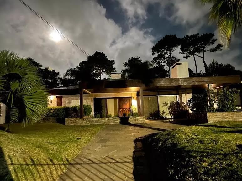 Casa en alquiler de 5 dormitorios c/ cochera en Playa Mansa · Foto 1