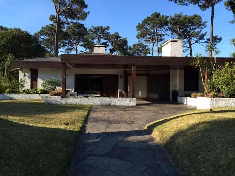 Casa en alquiler de 5 dormitorios c/ cochera en Playa Mansa · Foto 2