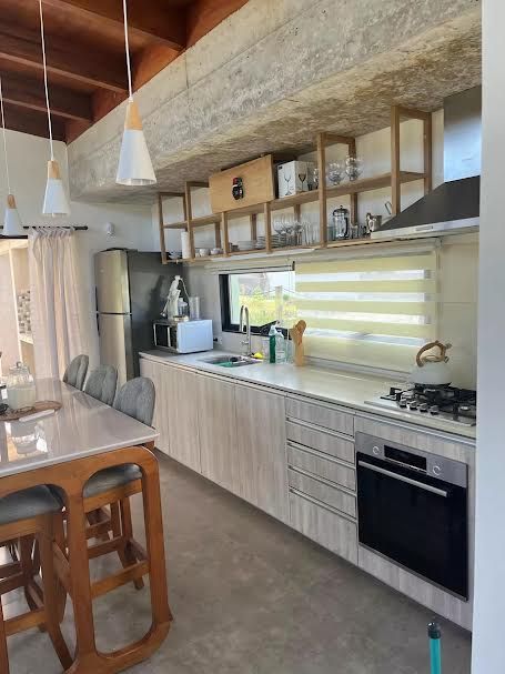 Casa en alquiler de 2 dormitorios c/ cochera en Pinares · Foto 4