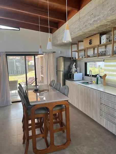Casa en alquiler de 2 dormitorios c/ cochera en Pinares · Foto 5