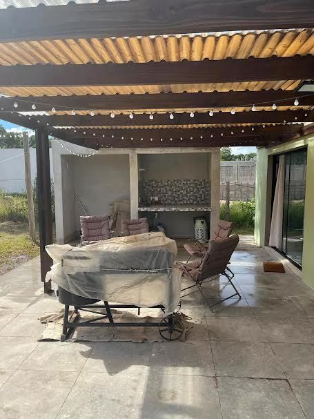 Casa en alquiler de 2 dormitorios c/ cochera en Pinares · Foto 1