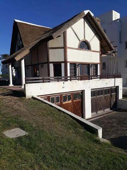 Casa en alquiler de 3 dormitorios c/ cochera en Pinares · Foto 1