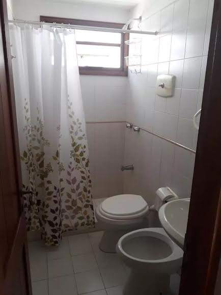 Casa en alquiler de 3 dormitorios c/ cochera en Pinares · Foto 3