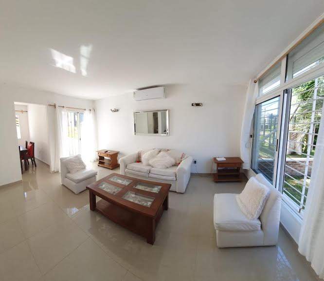 Casa en alquiler de 3 dormitorios c/ cochera en Playa Mansa · Foto 8