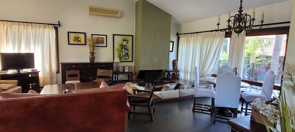 Casa en alquiler de 4 dormitorios c/ cochera en Playa Mansa · Foto 4