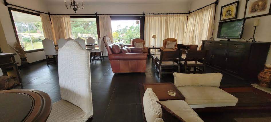 Casa en alquiler de 4 dormitorios c/ cochera en Playa Mansa · Foto 6