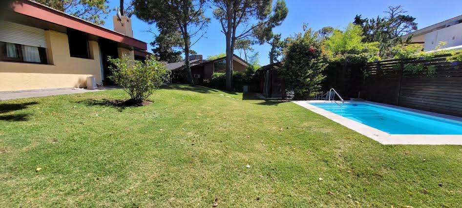 Casa en alquiler de 4 dormitorios c/ cochera en Playa Mansa · Foto 2