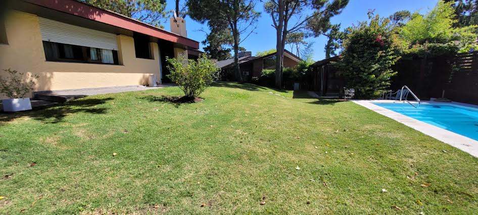 Casa en alquiler de 4 dormitorios c/ cochera en Playa Mansa · Foto 3