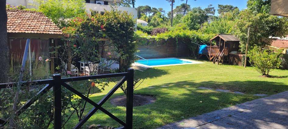Casa en alquiler de 4 dormitorios c/ cochera en Playa Mansa · Foto 1