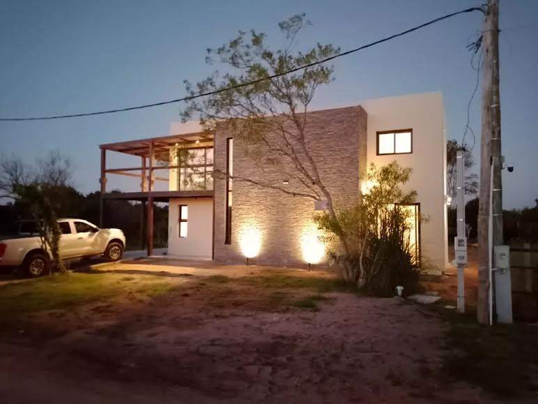 Casa en alquiler de 2 dormitorios c/ cochera en Playa Mansa · Foto 1