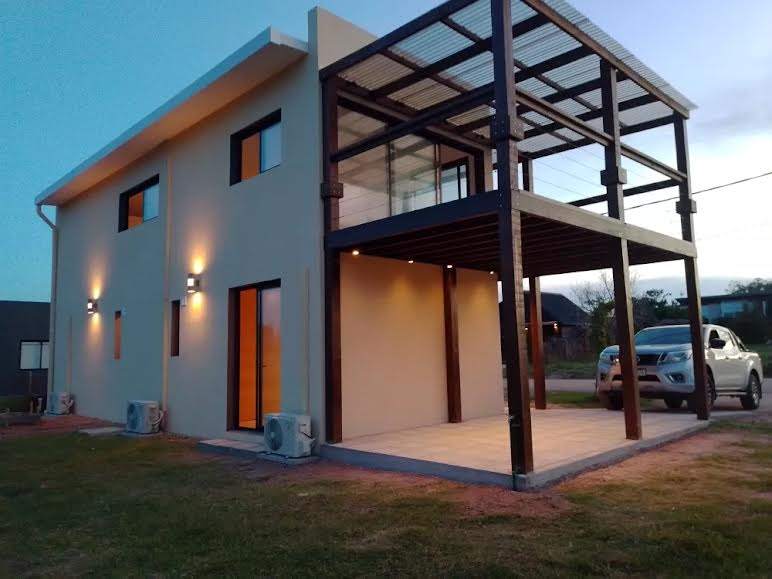 Casa en alquiler de 2 dormitorios c/ cochera en Playa Mansa · Foto 2