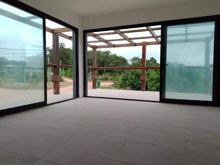 Casa en alquiler de 2 dormitorios c/ cochera en Playa Mansa · Foto 5