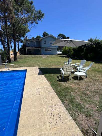 Casa en alquiler c/ cochera en Pinares · Foto 2