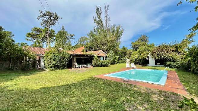Casa en alquiler c/ cochera en Playa Mansa · Foto 1