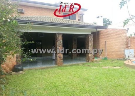 Vendo Casa Con Piscina En Bo. Herrera Www.idr.com.py