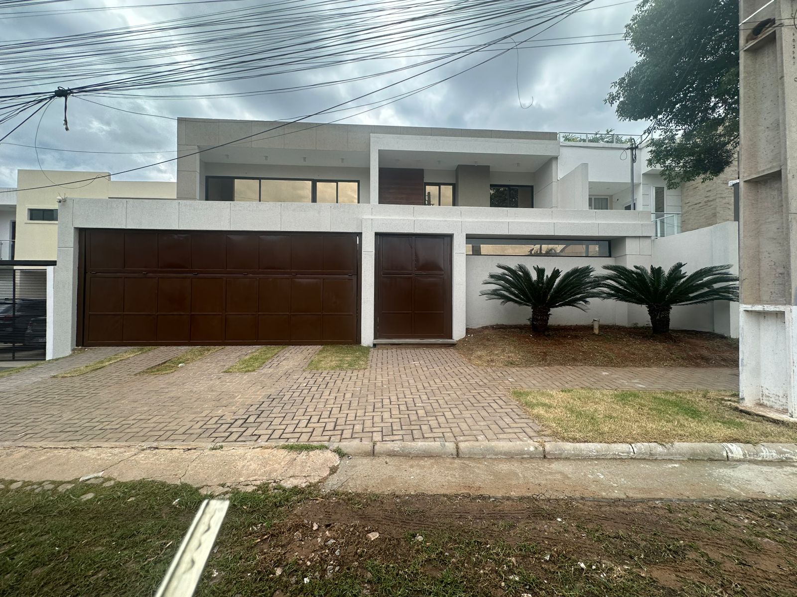 **EN ALQUILER – AMPLIA RESIDENCIA CON PISCINA Y QUINCHO EN ZONA YACHT, LAMBARÉ** — foto 3